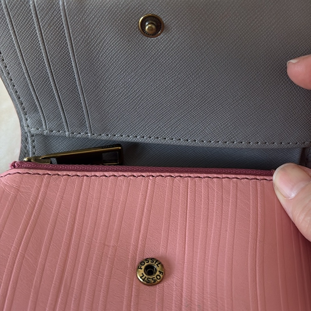 Fossil Trifold Pink Wallet with Ribbed Texture and Flap Closure - Picture 9 of 13